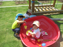 園庭で子供達が遊んでいる写真