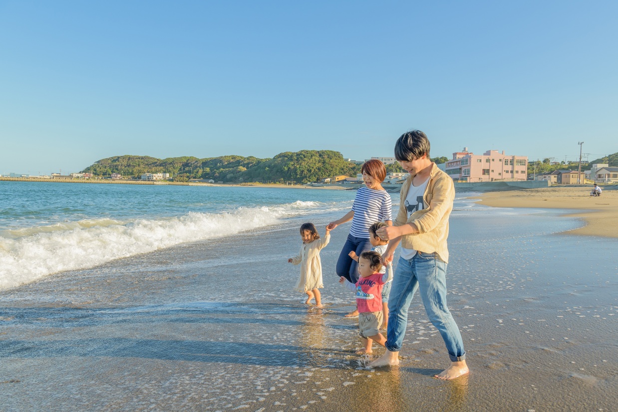 海と家族の写真