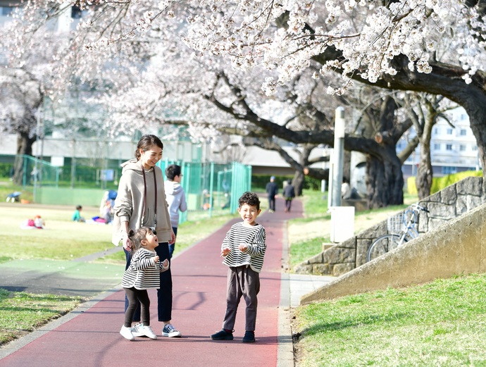 写真：公園を散歩する親子