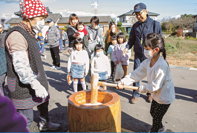 写真：餅つきをする子供