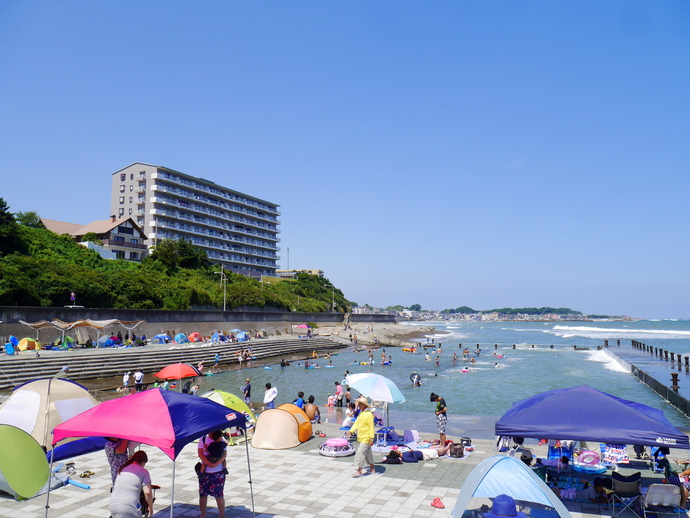 写真：砂浜で海水浴をする人たち