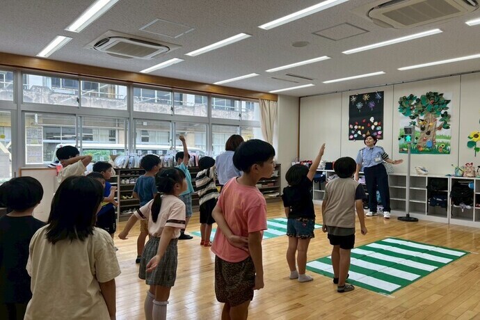 写真:交通安全教育指導員による交通安全教室