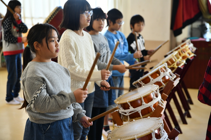 写真：芸術・文化継承として太鼓をたたく子ども