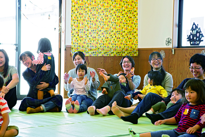 写真：子育てサロンに参加する親子