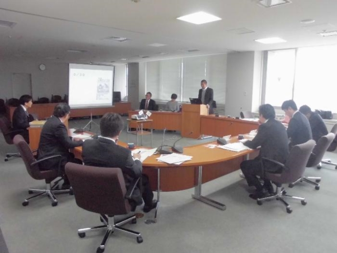 写真：議会広報委員会の様子