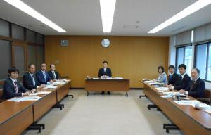 経済建設委員会の委員が会議室に集合した写真