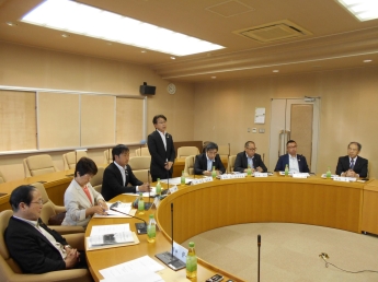 総務生活委員会の会議の写真