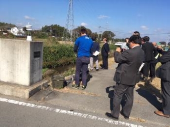 写真：早戸川の現地調査を行う様子