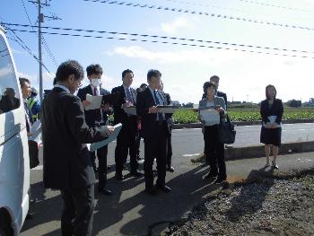 写真：小中一貫校建設予定地の現地調査の様子