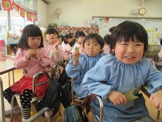 写真:干しいもをおいしく食べている年少さん