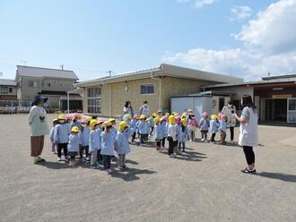 写真:4月12日園庭めぐりの様子1