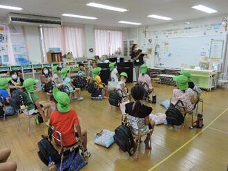 写真:らいおん組の読み聞かせの様子