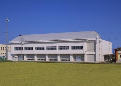 写真：勝田第三中学校 体育館の外観1