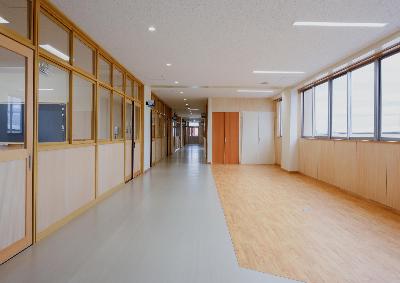 写真：勝田第二中学校 廊下