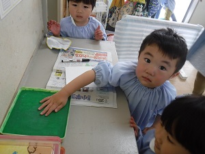 写真：年少さんはこいのぼりのうろこに手形を押します！