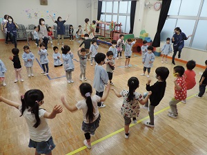 写真：ホールに集まり園児全員で体操をしている様子