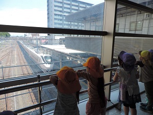 写真：勝田駅で特急ひたちを見送る園児