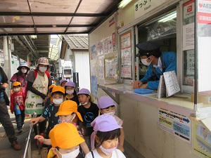 写真：海浜鉄道の改札口を通りいちご狩りに出かける園児