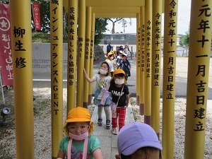 写真：ほしいも神社を散策する園児