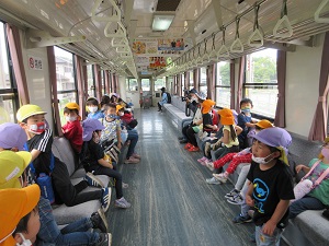 写真：海浜鉄道の車中の園児の様子