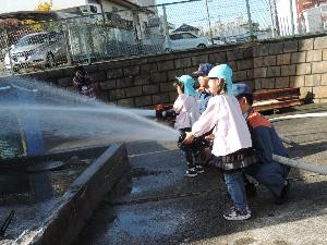 写真：放水体験をする子ども
