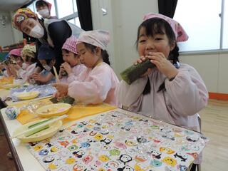 写真：恵方巻を食べる子ども