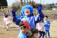 写真：園庭で豆まき