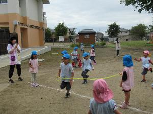 写真：かけっこをしています。