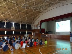 写真：市毛小学校での『早戸川の水を知ろう』についての講座を聞く生徒1