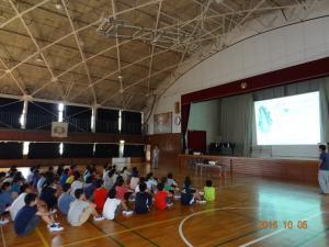 写真:市毛小学校での『早戸川の水を知ろう』についての講座を聞く生徒1
