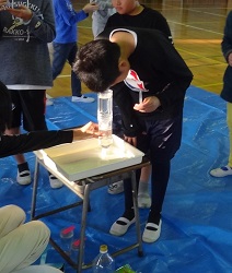 写真:透視度を確認している様子