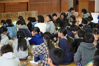 写真:講座でみんなで話し合う様子