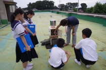 写真：機器見学の様子