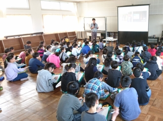 写真：那珂湊第一小学校での講座の様子1