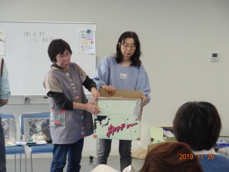 写真:作り方の説明中