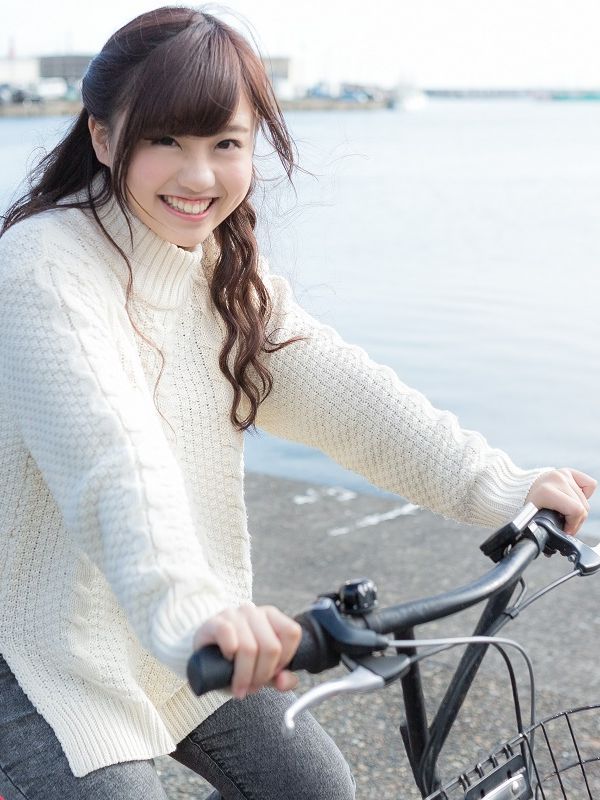 写真：自転車に乗っている女性
