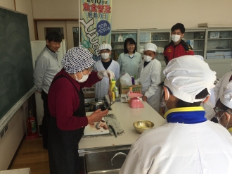 写真:地魚料理教室の様子4