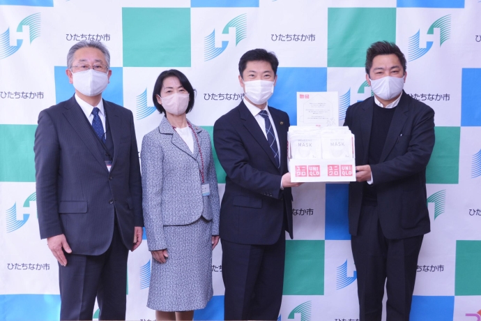 写真：マスクを受け取る大谷市長、野澤教育長、稲田校長会長とユニクロ担当者