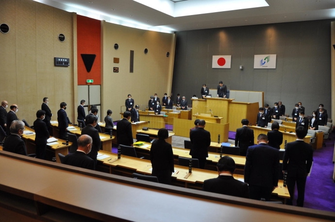 写真：東日本大震災から10年を迎え黙とうを捧げる市議会議員と市執行部