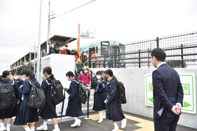 写真：美乃浜学園駅を降車する児童生徒を見守る大谷市長