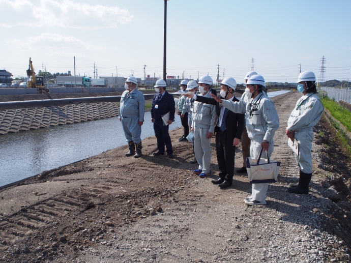 写真：河川の整備状況の説明を受ける大谷市長