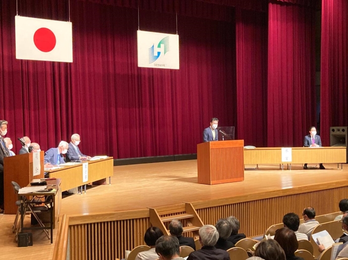 写真：総会前に壇上で挨拶をする大谷市長