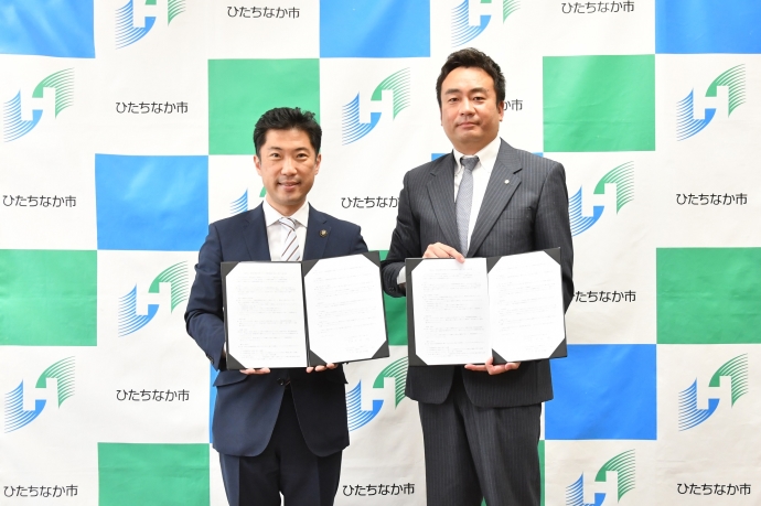 写真：パネルの前で協定書を持つ大谷市長と茨城県ペストコントロール協会長