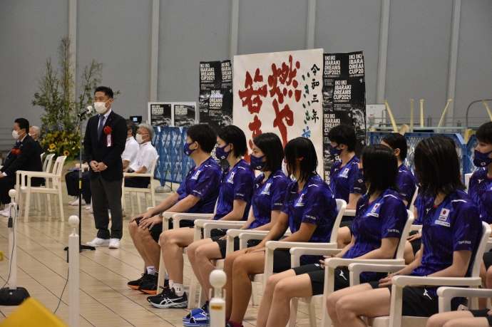 写真：競技開始前に歓迎の挨拶をする大谷市長と日本代表選手団