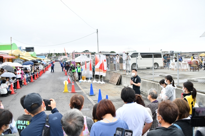 写真：聖火リレーを前に挨拶をする大谷市長