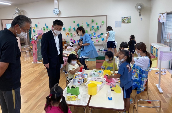 写真：幼稚園の様子を視察する大谷市長