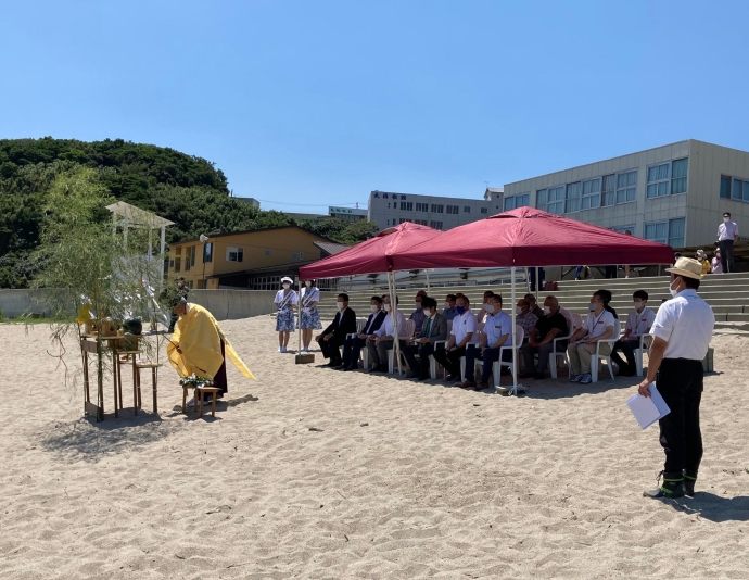 写真：海開きを前に祈願祭を行う大谷市長と来賓の方々