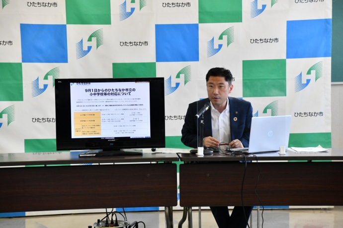 写真：記者会見を行う大谷市長