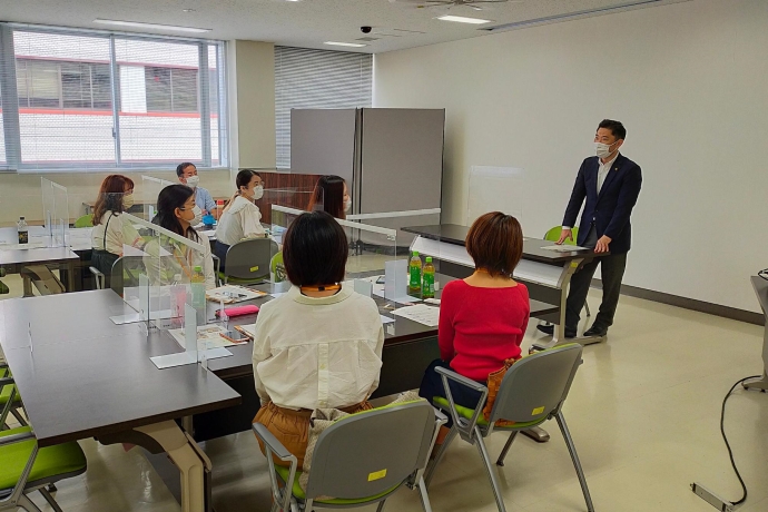 写真：いいとこ発信隊の方々と意見交換を行う大谷市長