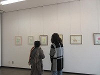 写真：花を描く水彩色鉛筆教室展